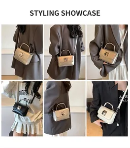 Sac à bandoulière carré à fermoir doré et poignée perlée présenté par plusieurs mannequins