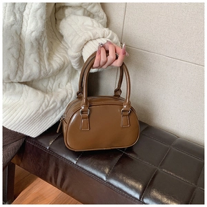 Dettaglio della trama in pelle PU marrone scuro e cuciture della borsa a mano vintage bowling