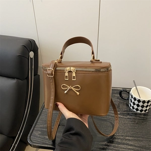 Braune quadratische Box-Tasche aus Leder mit goldener Schleife und Schultergurt