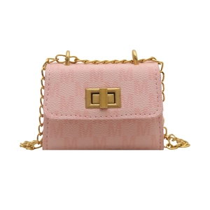 Rosa Mini-Umhängetasche mit M-Muster-Prägung und goldener Kettenriemen-Optik