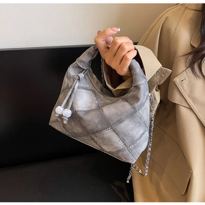 Detail der grauen Hobo-Tasche mit Denim-Textur, Silberkette und Perlen-Kordelzug