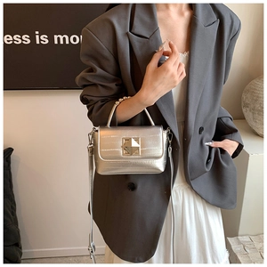 Sac bandoulière argenté chic avec fermoir doré et texture métallique détaillée