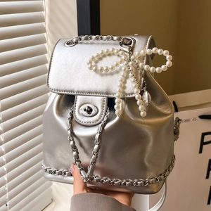 Dames Mini Rugzak PU Leer Metallic Zilver Emmer Tas Parel Strik Hart Hanger Ketting Veelzijdig Woon-werkverkeer Kleine Rugzak