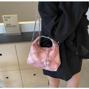 Details der rosa karierten Umhängetasche mit silberner Kette und Kordelzug-Akzenten