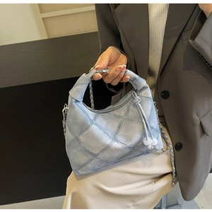 Details der hellblauen Jeans-Tasche mit Steppmuster und Knotengriff für Damen