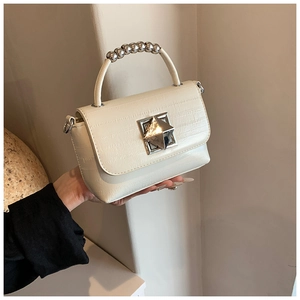 Détail du sac à main blanc cassé avec poignée en perles et boucle géométrique