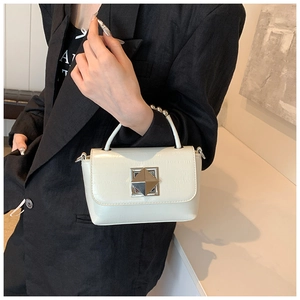 Détail du sac à main blanc crème effet croco avec fermoir doré et poignée perlée