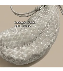 Détail du tissu à motif lune sur un sac à bandoulière en demi-lune gris clair
