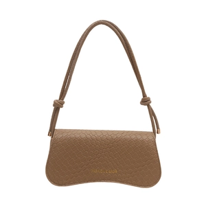 Sac bandoulière marron tressé avec base incurvée unique et bandoulière à nœuds