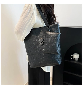Detail der schwarzen Tote Bag mit Totenkopf-Prägung und silbernem Strass-Totenkopf
