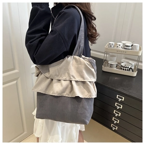 Detail der gerüschten Kante und Kontrastfarben am großen Canvas-Shopper für Damen