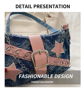 Detaillierte Nahaufnahme der Denim-Textur und des rosa Stern-Lederaufnähers der Y2K-Tasche