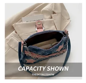 Innenraum der Y2K Denim Tasche mit Sternen, rosa Riemen und silberner Kette