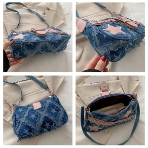 Detailansicht der blauen Denim-Umhängetasche mit Fransen und rosa Stern-Aufnähern