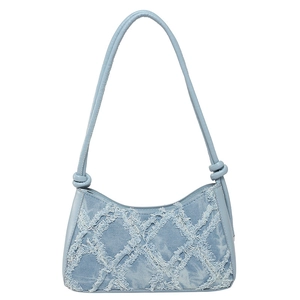 Borsa sottobraccio in denim azzurro con trapuntatura a rombi sfilacciati e nodo