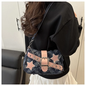 Detail der Y2K Denim-Schultertasche mit rosa Ledersternen und Metallkettenverzierung