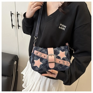Detailansicht der Jeans-Umhängetasche mit rosa Sternen und Metallkettenriemen