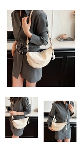 Détail du sac demi-lune beige avec texture matelassée et bandoulière à nœud élégant
