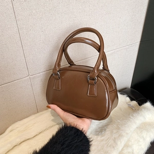 Borsa bowling retrò marrone cioccolato in pelle lucida con dettagli argentati e manici