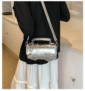 Sac cylindrique argenté avec texture effet froissé et double fermoir rond moderne