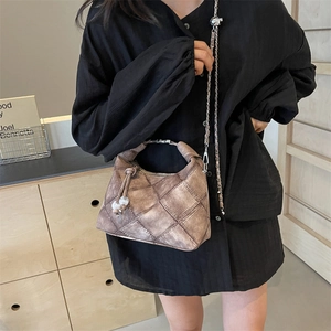 Vintage dunkelbraune Stepptasche in Knödelform mit Kettenriemen und Quasten