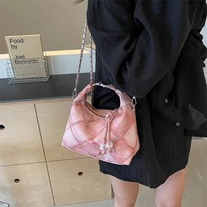 Rosafarbene gesteppte Denim Hobo Tasche mit Silberkette als stylische Umhängetasche