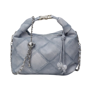Stilvolle hellblaue gesteppte Denim-Dutt-Tasche mit Silberkette und Perlenanhänger