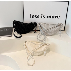 Présentation artistique de sacs bandoulière tressés en demi-lune, noir, argent et beige