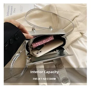 Vue intérieure du sac Boston argenté montrant l'espace pour téléphone et portefeuille