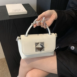 Sac à main blanc gaufré crocodile avec poignée en perles métalliques et fermoir carré