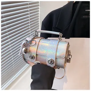 Détail du sac Boston holographique avec double fermoir rotatif et breloque métallique