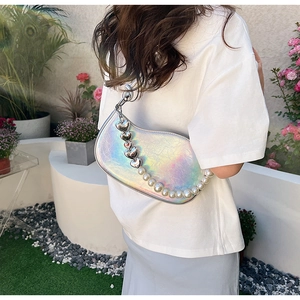 Détail du sac holographique en PU avec breloque cœur et bandoulière ornée de perles blanches