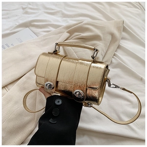 Détail d'un mini sac Boston doré métallisé en cuir froissé avec fermoirs rotatifs en métal