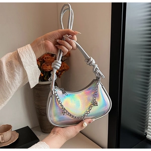 Détail du sac holographique argenté avec breloques en perles et étoiles