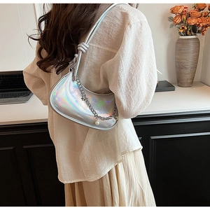 Vue détaillée du sac demi-lune argent holographique avec chaîne métal et perle