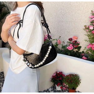 Détails du sac demi-lune noir avec chaîne en perles et breloques en forme de cœur