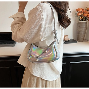 Détail du sac à bandoulière argenté holographique avec chaîne en métal et pendentif en perle
