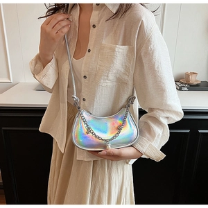 Sac à bandoulière holographique en demi-lune avec chaîne et perles sur modèle