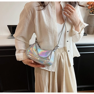 Détail du sac demi-lune holographique avec chaîne argentée et pendentif perle
