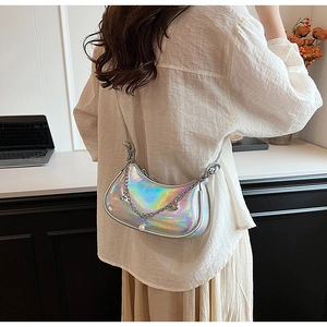 Sac croissant argenté irisé chic avec chaîne et perle porté en bandoulière stylée