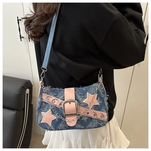 Detail der Jeans-Schultertasche mit rosa Stern-Patch und silberner Kettendekoration