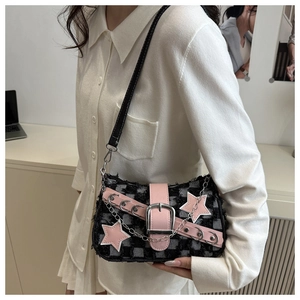 Detail der karierten Tweed-Achseltasche mit rosa Sternen und Metallkettenakzenten
