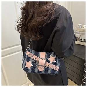 Detailansicht der gestreiften Denim-Schultertasche mit rosa Sternen und Kette