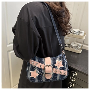 Nahaufnahme der Y2K Denim-Tasche mit pinkfarbenen Lederriemen und silbernen Ketten