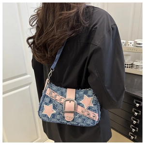 Y2K Denim-Tasche mit rosa Stern-Patches und Metallketten an der Schulter getragen