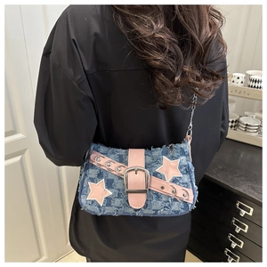 Nahaufnahme der Y2K Denim Tasche mit rosa Sternen und metallischer Kettenriemen