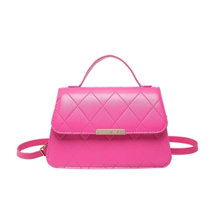 Sac bandoulière rose vif avec surpiqûres losanges et fermoir rectangulaire doré élégant