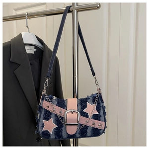 Detailansicht der Denim-Schultertasche mit rosa Stern-Patches und Metallkettenriemen