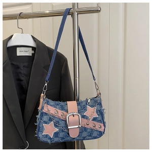 Detailansicht der Denim-Y2K-Umhängetasche mit rosa Stern-Patches und Metallketten