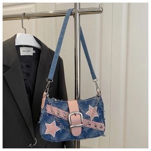 Detailansicht der blauen Denim-Schultertasche mit rosa Sternen und Metallkettenriemen